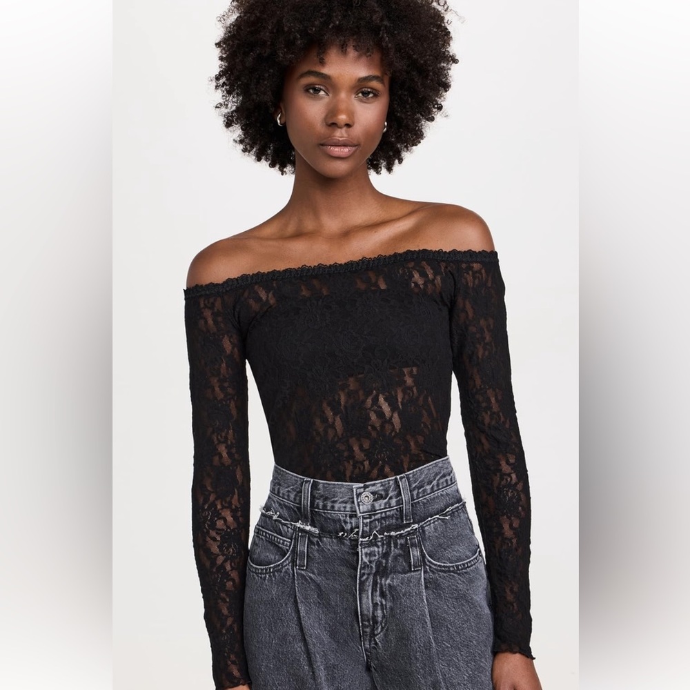 Hanky Panky
Sig Lace Off Shoulder Long Sleeve Top